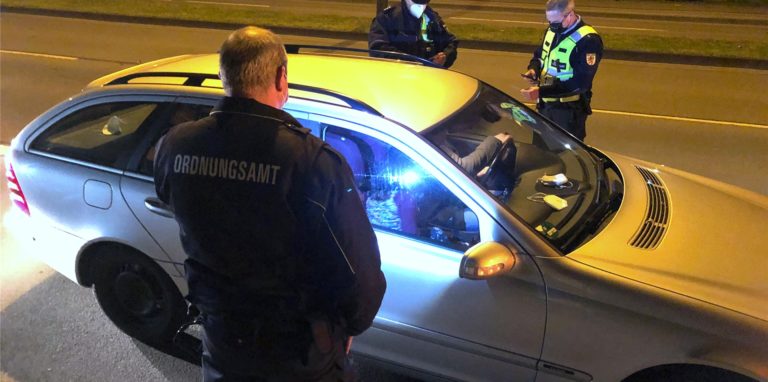 Unter anderem an der Kurt-Schumacher-Straße in Höhe des Theaters kontrollierten Kräfte des Lüner Ordnungsamts und der Polizei Verkehrsteilnehmerinnen und Verkehrsteilnehmer am Montagabend nach Beginn der Ausgangssperre um 21 Uhr.
