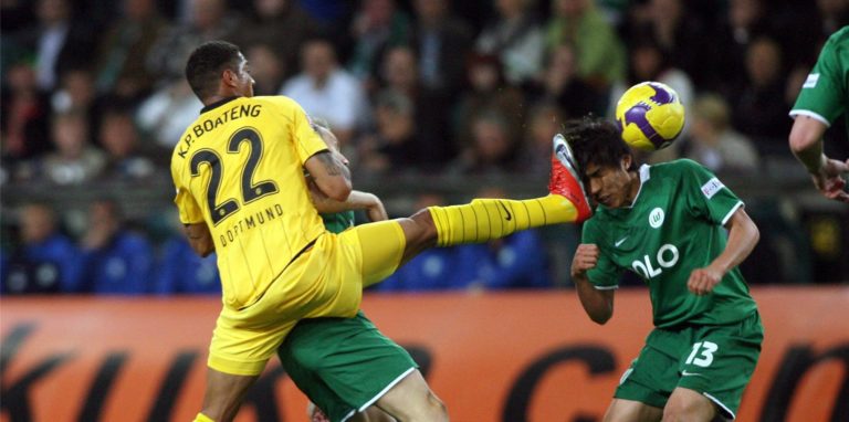 Der Dortmunder Kevin-Prince Boateng trifft Wolfsburgs Makoto Hasebe mit gestrecktem Bein im Gesicht.