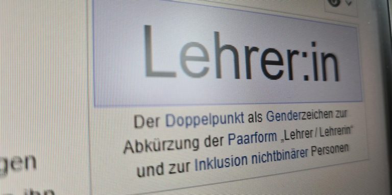 Das Gender-Sternchen bietet eine weitere Alternative für geschlechtergerechte Sprache. Die Stadt Lünen hat sich an gleicher Stelle für einen Doppelpunkt entschieden.