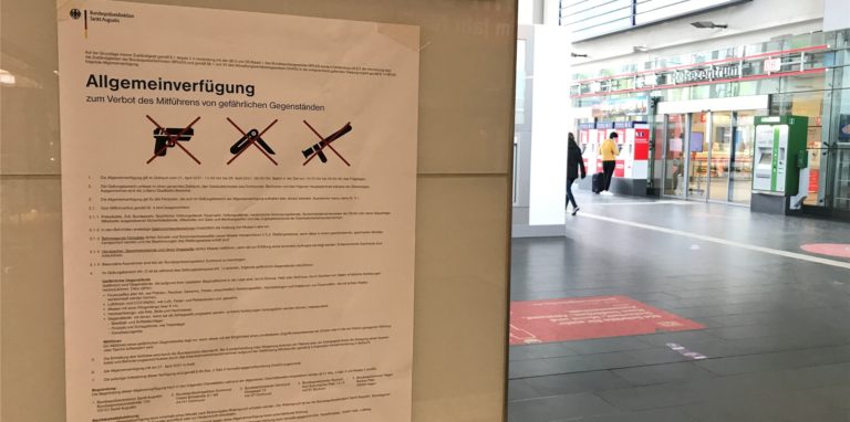 Seit Mittwoch (21.4.) hängen diese Plakate im Dortmunder Hauptbahnhof, um auf die neue Waffenverbotszone hinzuweisen.