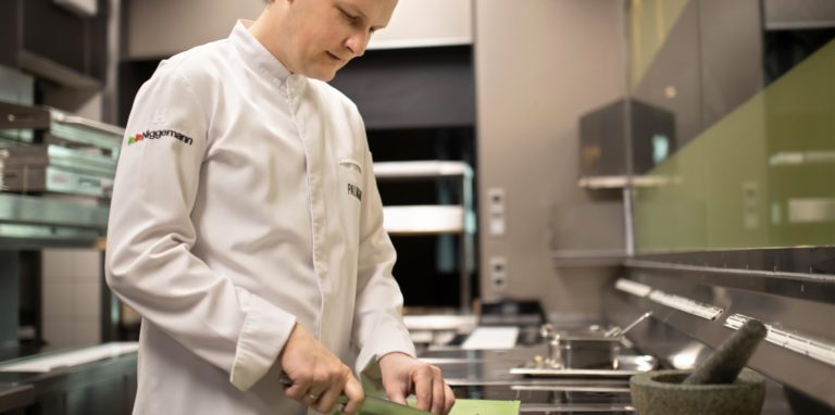 Michael Dyllong in der Küche seines Sternerestaurants Palmgarden in der Spielbank Hohensyburg: Dort experimentiert der Koch gerne sonntags mit neuen Gerichten.