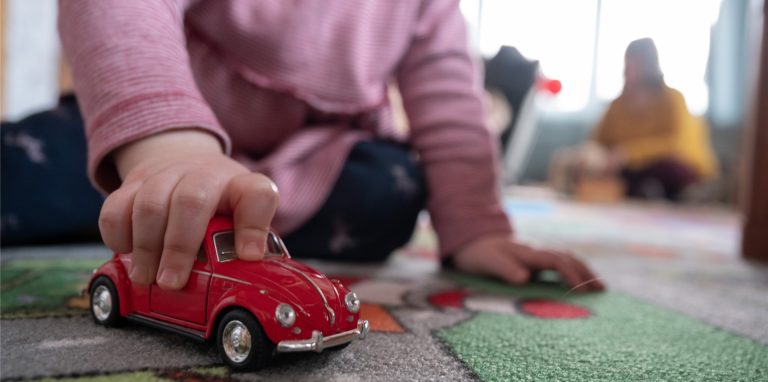 Alle wieder zuhause? In der Bundes-Notbremse ist das an die Inzidenz gekoppelt – mit einigen Zusatzregelungen.