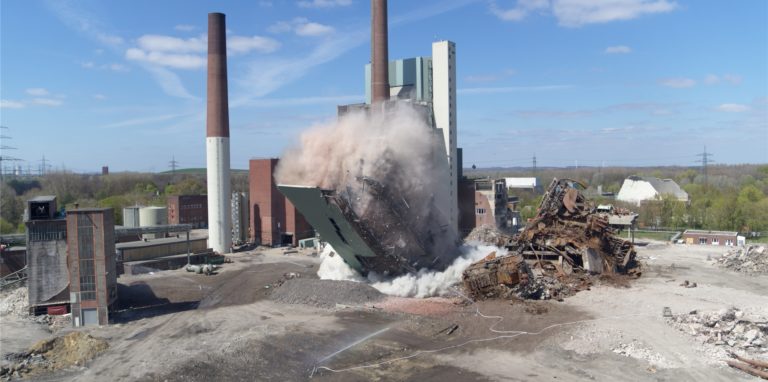Die zweite Denox-Anlage des ehemaligen Steag-Kraftwerks in Lünen wurde am Freitag (23. April) gesprengt.