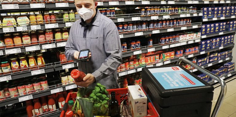 Sie sind ein wichtiger Teil des gesellschaftlichen Lebens. Supermarktangestellte arbeiten dafür, dass ihre Mitmenschen einen vollen Kühlschrank haben.