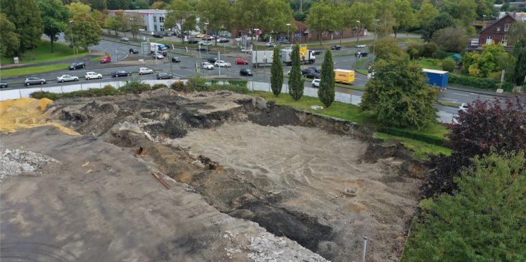Das Archivbild zeigt die ehemalige Mercedes-Fläche an der Langen Straße während der Abrissarbeiten im vergangenen Jahr.