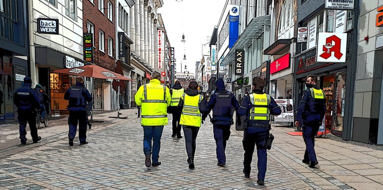 Ordnungsamt und Polizei kontrollieren in der City in großen Gruppen.