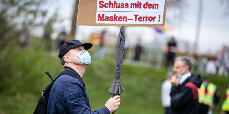 Teilnehmer der Demonstration der Initiative «Querdenken» halten Banner mit der Aufschrift «Nie wieder Lockdown» hoch. Wie schwierig es ist, im Gespräch zu bleiben, haben Schüler erzählt.