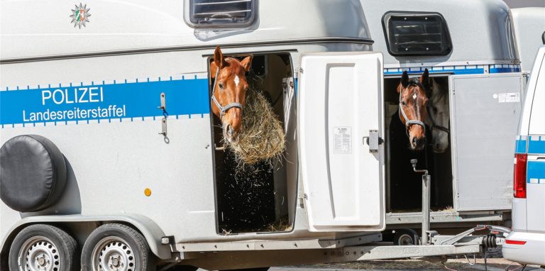 Die Polizei war am Sonntag unter anderem mit der Reiterstaffel in der City im Einsatz.