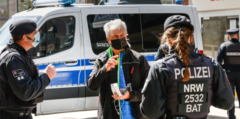 Für einen der wenigen Querdenker, den im Vorfeld angekündigten Artur Helios, gab es Ärger mit der Polizei.