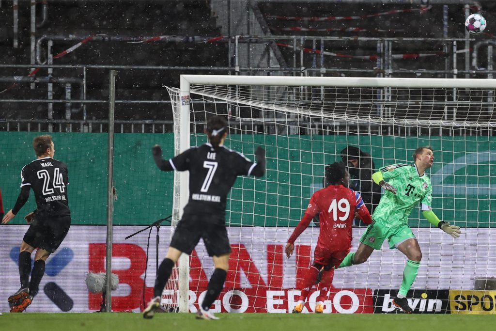 title attribut Bayern-Torwart Manuel Neuer (grün) kann dem Ball nur hinterher schauen: Hauke Wahls (24) Kopfball geht über ihn ins Tor. Der Kieler Jae-sung Lee (7) freut sich schon.