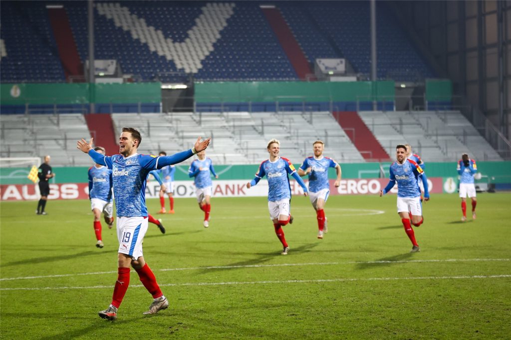 title attribut Simon Lorenz jubelt nach seinem entscheidenden Treffer im Elfmeterschießen gegen Darmstadt.
