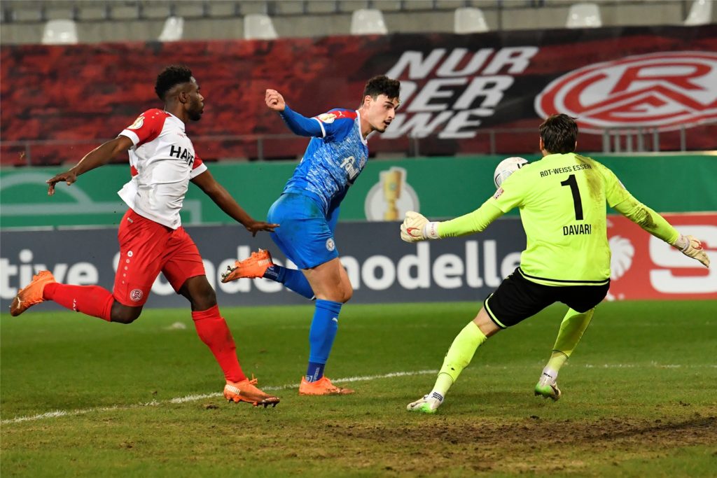 title attribut Der Ex-Dortmunder Janni Serra (blau) trifft zum 2:0 gegen RW Essen.