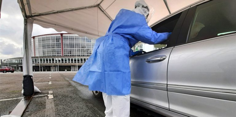 An den Westfalenhallen in Dortmund gibt es eine Drive-In-Teststelle für Corona-Tests.
