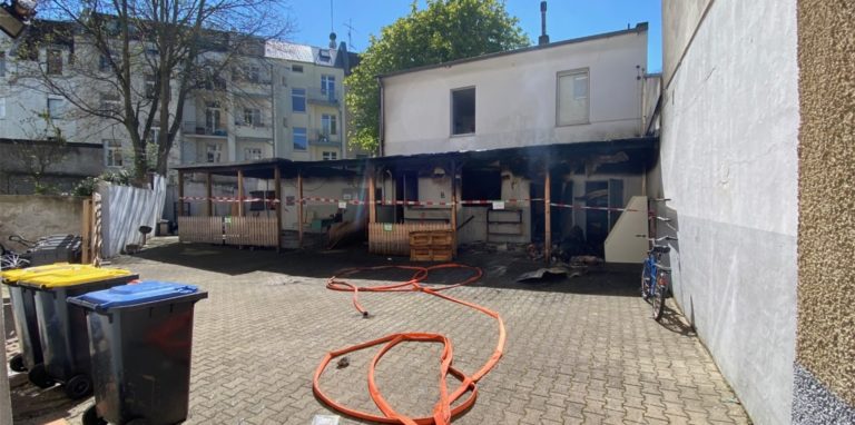 Dieses Gebäude im Hinterhof brannte. Das hatte Auswirkungen für viele Nachbarn.