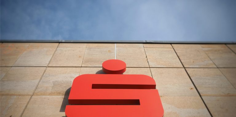 Das Archivbild zeigt das Sparkassenlogo, fest montiert an einer Hauswand. Die Sparkasse an der Lippe will ihr Digital-Geschäft deutlich ausbauen.