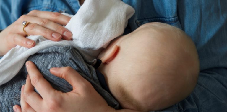 Inzwischen werden mehr Säuglinge und Kleinkinder mit dem Coronavirus infiziert als alte Menschen. Das befeuert die Diskussion um die Sinnhaftigkeit der Impf-Priorisierung.