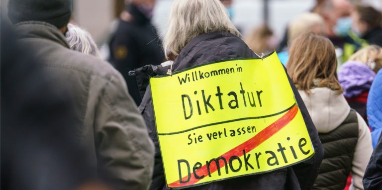 Der Verfassungsschutz stellt nun Teile der „Querdenker“-Szene unter Beobachtung.