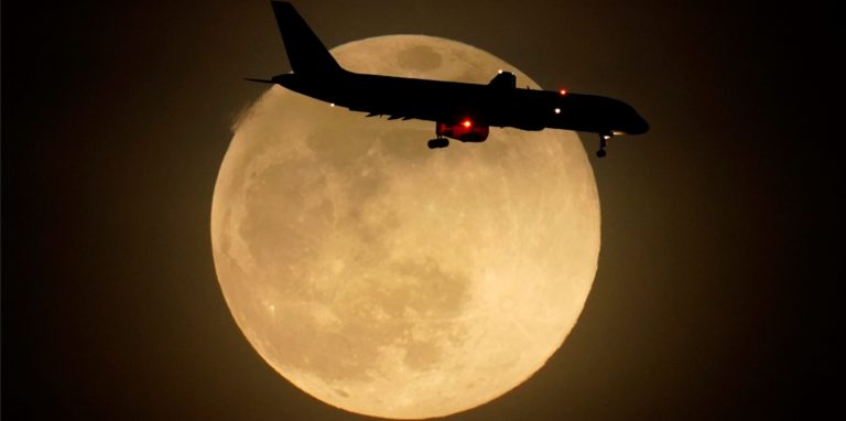 Die spätesten Landungen finden am Flughafen Dortmund nach 22 Uhr statt. Da gilt bereits die Ausgangssperre.