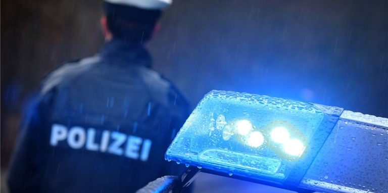 Die Polizei in Bonn musste einen Mann überwältigen, der laut Zeugen mit einer Machete unterwegs war.