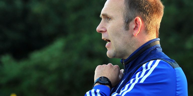 Dominik Buchwald, der Coach des VfL Schwerte, kann sich auf einen neuen Offensivspieler freuen.