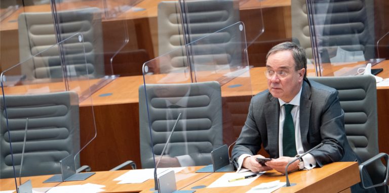 Armin Laschet (CDU), Ministerpräsident von Nordrhein-Westfalen, verfolgt die Sitzung des Landtages. Der nordrhein-westfälische Landtag setzt sich in einer Aktuellen Stunde mit dem Thema Meinungsfreiheit auseinander. Anlass ist die umstrittene Schauspieler-Aktion #allesdichtmachen.