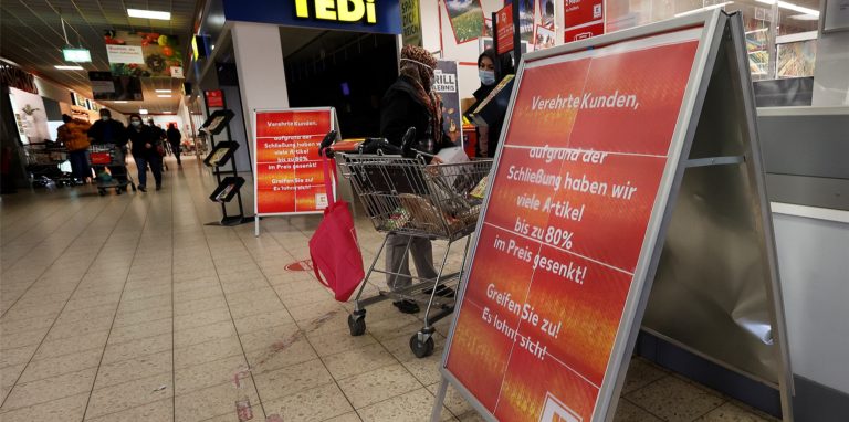 Endzeitstimmung im Erdgeschoss des Rathaus-Centers in Bergkamen. Während die letzte Kunden am letzten Tag noch etwas ergattern wollen, sind viele Geschäfte im Vorkassenbereich schon dunkel.