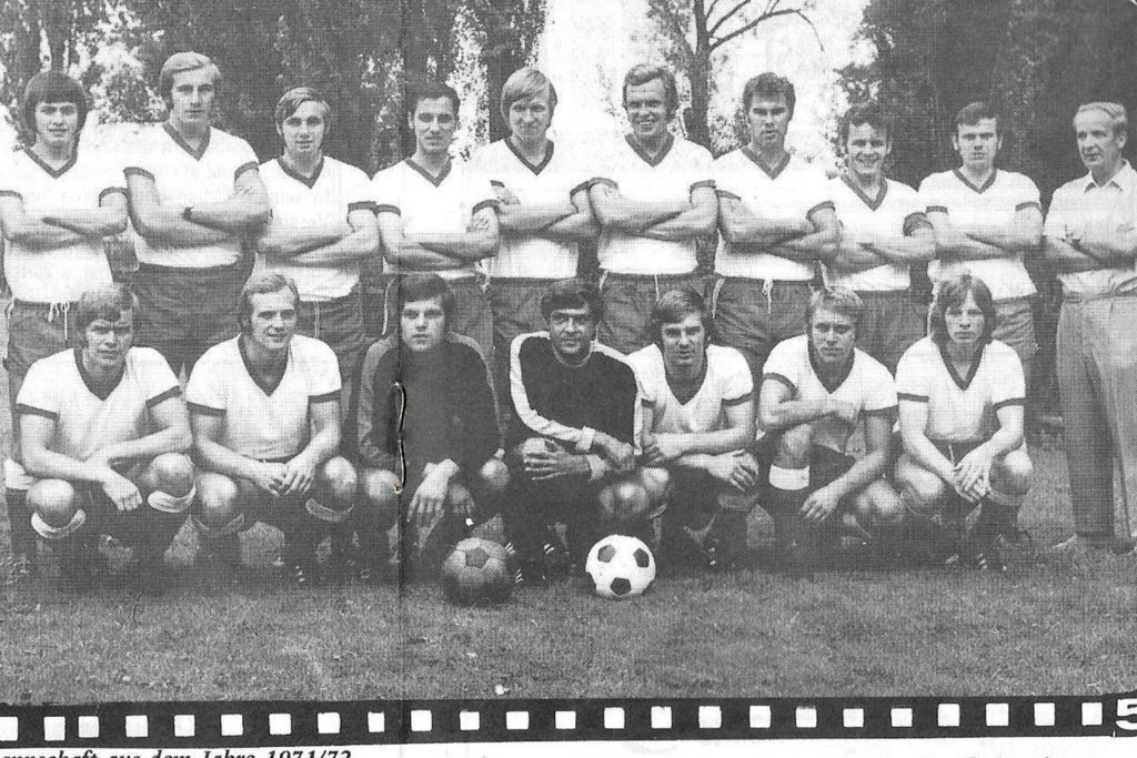 title attribut Die Mannschaft des Lüner SV aus dem Jahr 1971/72 mit Trainer Werner Nagerski (hinten rechts)