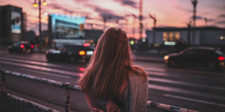 Auto fahren, ohne Sperrstunde die Welt entdecken und ausgelassen im Club feiern: Mit 18 Jahren steht einem die Welt offen – eigentlich.