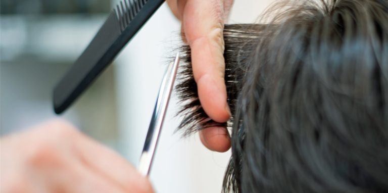 Friseure müssen sich in der Corona-Pandemie um viel mehr kümmern, als nur um die Haare ihrer Kunden. Hygieneschutzmaßnahmen sind schon Routine, auch Tests bieten etliche Salons selbst an. Jetzt müssen Geimpfte und Genesene kontrolliert werden, um festzustellen, ob sie von der Testpflicht befreit sind.