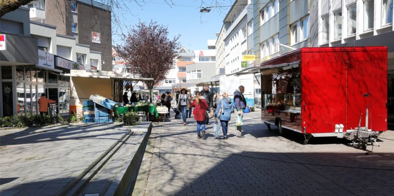 Der Wochenmarkt findet üblicherweise dienstags und freitags unter anderem auf dem Willy-Brandt-Platz statt.