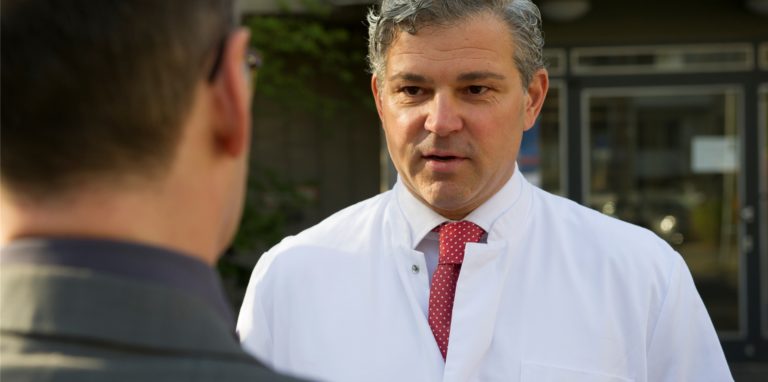 Eigentlich sollte der Berliner Gerichtsmediziner Michael Tsokos (54) im Münster-„Tatort“ eine Gastrolle spielen.