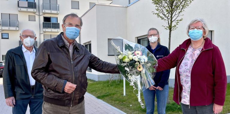 Für die Unterstützung durch die Bürgerstiftung Unna bedankte sich die 1. Vorsitzende der Lebenshilfe Kreis Unna, Bärbel Völker, mit einem Blumenstraß bei Werner Overwaul. Lebenshilfe-Vorstand Dr. Hartmut Brühl (l.) und die FSJ-lerin Laura Pauly waren dabei.