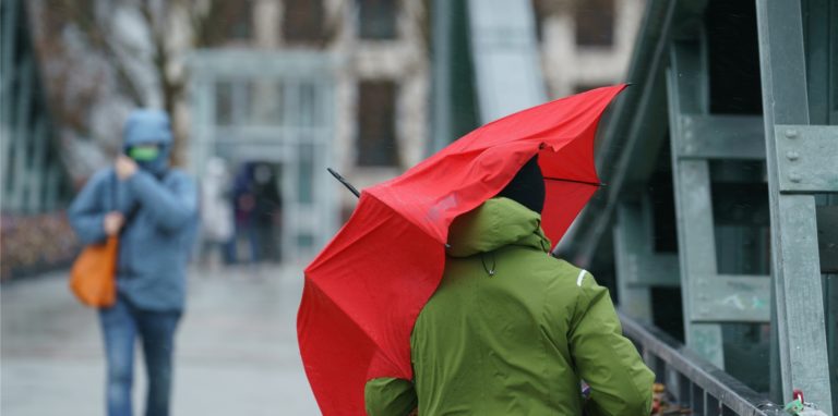 Sturmtief „Eugen“ sorgt für orkanartige Böen – da kann das Halten des Regenschirms zum Kampf werden.