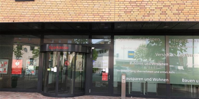 Das Archivbild zeigt den Eingang zur umgebauten Sparkassenfiliale an der Kreisstraße in Selm.