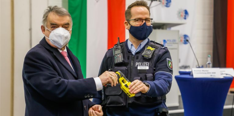 NRW-Innenminister Herbert Reul hat die neuen Elektro-Taser im Januar symbolisch in Dortmund an die Polizei übergeben.