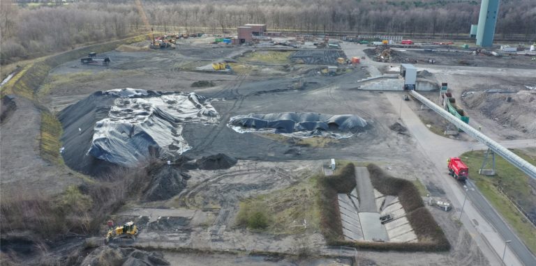 Die Luftaufnahme zeigt einen Teil des Steag-Geländes in Lünen Ende März nach der Sprengung von Schornstein, Kesselhaus und Kühlturm des ehemaligen Steag-Kraftwerks.