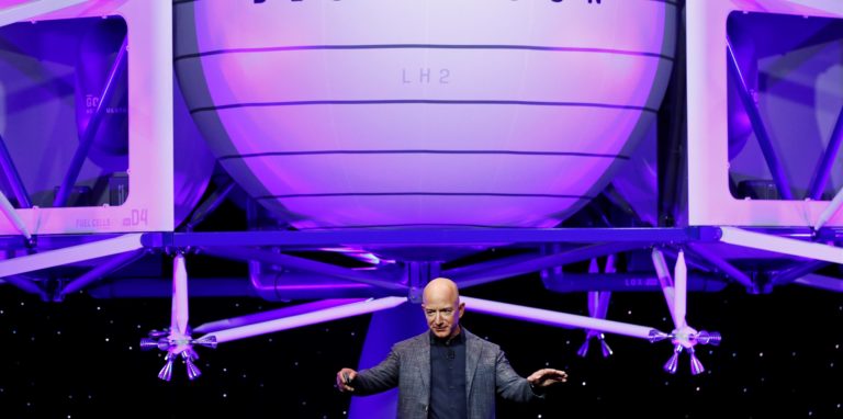 Jeff Bezos, Gründer von Amazon, spricht während einer Präsentation vor einem Modell der Mondlandefähre „Blue Moon“ der Firma Blue Origin.