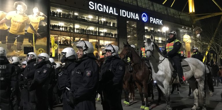 Im Februar 2020, kurz vor Auftreten der ersten Corona-Fälle in Dortmund, ist dieses Bild entstanden, als rund 2500 Pariser Fußballfans mit viel Polizei-Begleitung aus der City zum Stadion marschiert sind.