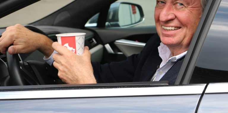 Dr. Gerhard Will stoppt an der Stromtankstelle bei Connies Diner und trinkt einen Kaffee. „Wenn bei Connie jetzt geöffnet wäre, würde ich da rein gehen.“