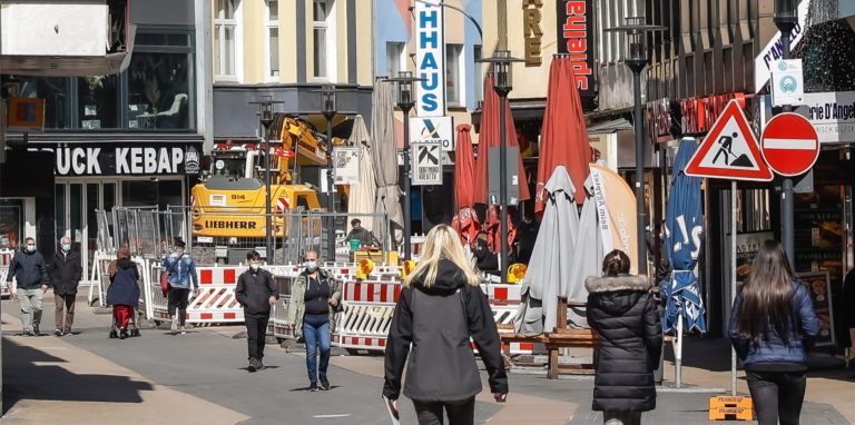 Jede Menge Imbissbuden und Kioske gibt es im Brückstraßenviertel. Nicht immer tragen die Menschen hinter den Tresen einen Mund-Nasen-Schutz.