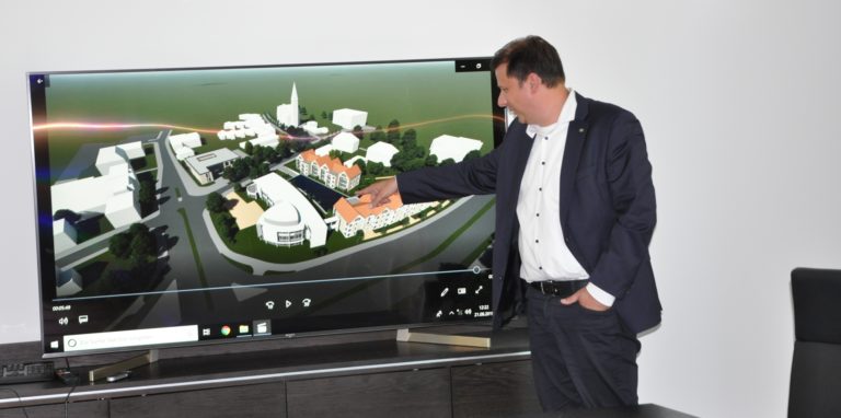 Das Archivbild zeigt Bauvereins-Vorstand Carsten Unterberg bei der Präsentation des Ursprungs-Entwurf zur Bebauung der ehemaligen Mercedes-Fläche.