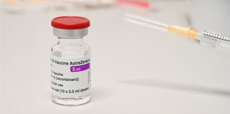 Nach monatelanger Bevorzugung bestimmter Risikogruppen wird der Impfstoff von Astrazeneca für Jedermann freigegeben.
