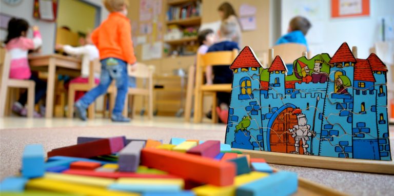 NRW-Familienminister Joachim Stamp (FDP) hat mit Aussagen zur Erstattung von Kita-Beiträgen für Verwirrung gesorgt.