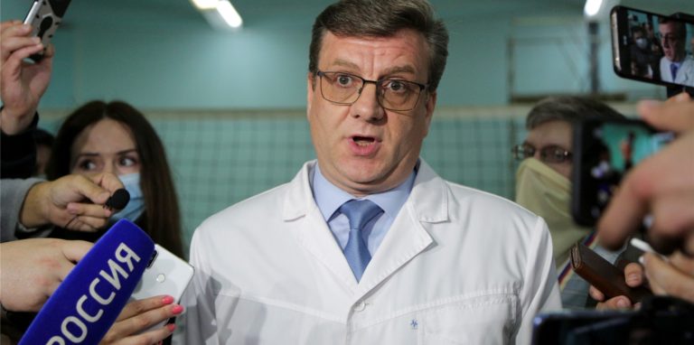 Alexander Murachowski, ehemaliger Chefarzt des Ambulanzkrankenhauses Nr. 1, spricht bei einer Pressekonferenz über den Gesundheitszustand von A. Nawalny, der wegen Vergiftungsverdacht auf der Intensivstation des Krankenhauses behandelt wurde.