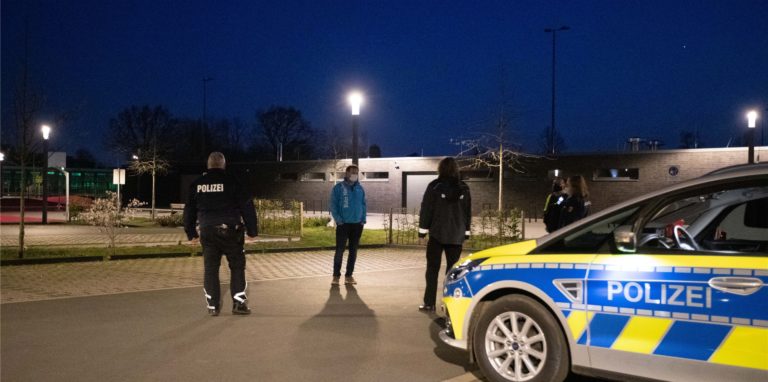 Zum Start der Ausgangssperre im Kreis Unna kontrollierte die Polizei bereits verstärkt nach 22 Uhr – wie auf diesem Bild zu sehen. Am vergangenen Wochenende hatte die Polizei einen pandemiebedingten Einsatz in Selm.