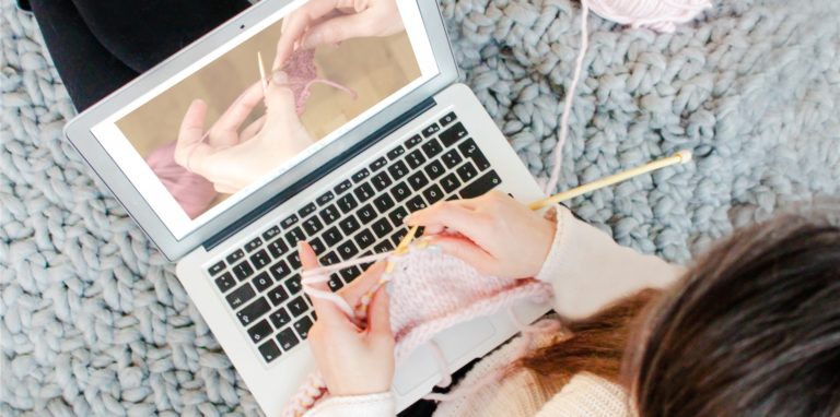 Das Stricken erobert die sozialen Netzwerke, wird zur Kunst und gilt als neuer Lifestyletrend.