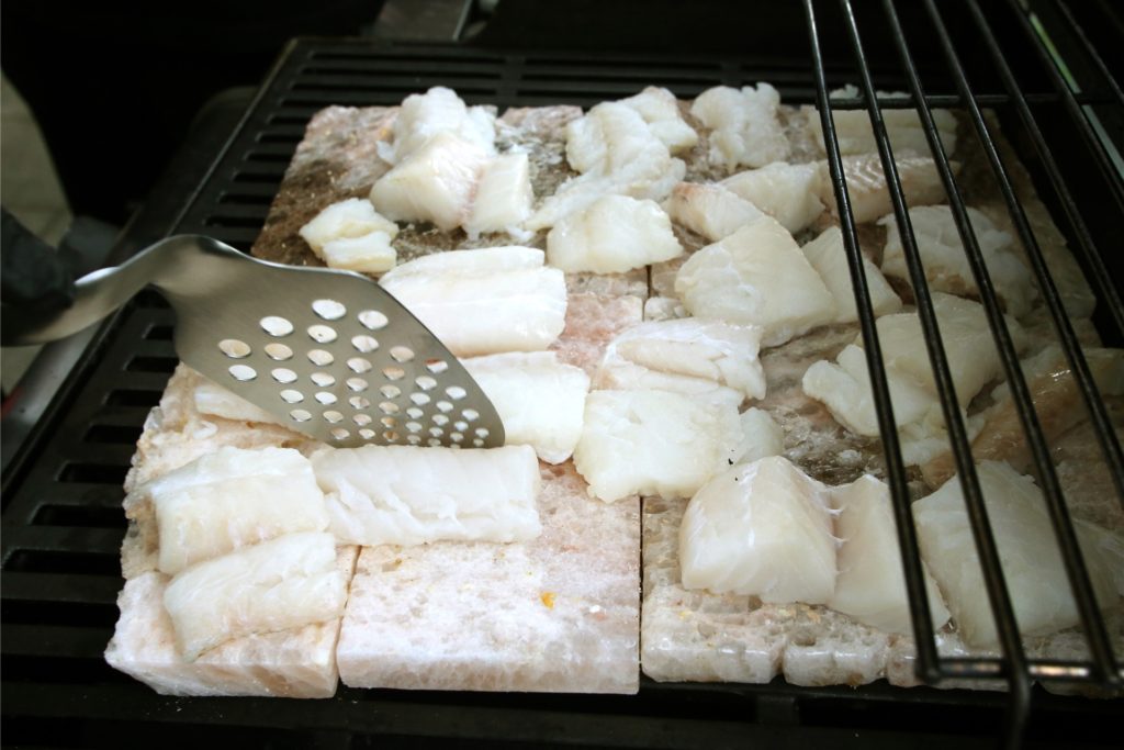 title attribut Egal ob Fleisch, Fisch oder Gemüse - der Salzstein lässt sich vielseitig verwenden.