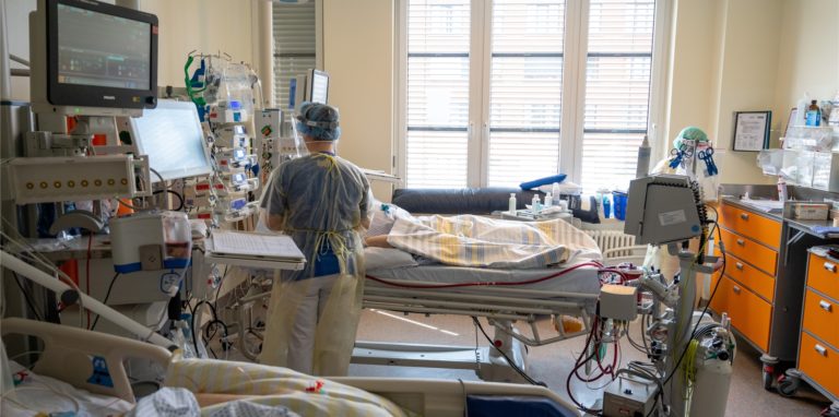 In einem Zimmer der Intensivstation wird ein Patient mit einem schweren Covid-19 Krankheitsverlauf behandelt.