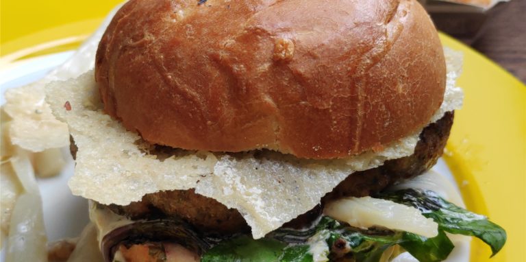 Der Geflügel-Burger war reichlich und vielfältig belegt.