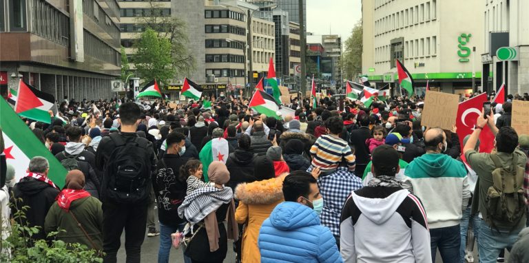 Richtig voll ist es bei der Demonstration auf der Kampstraße geworden.